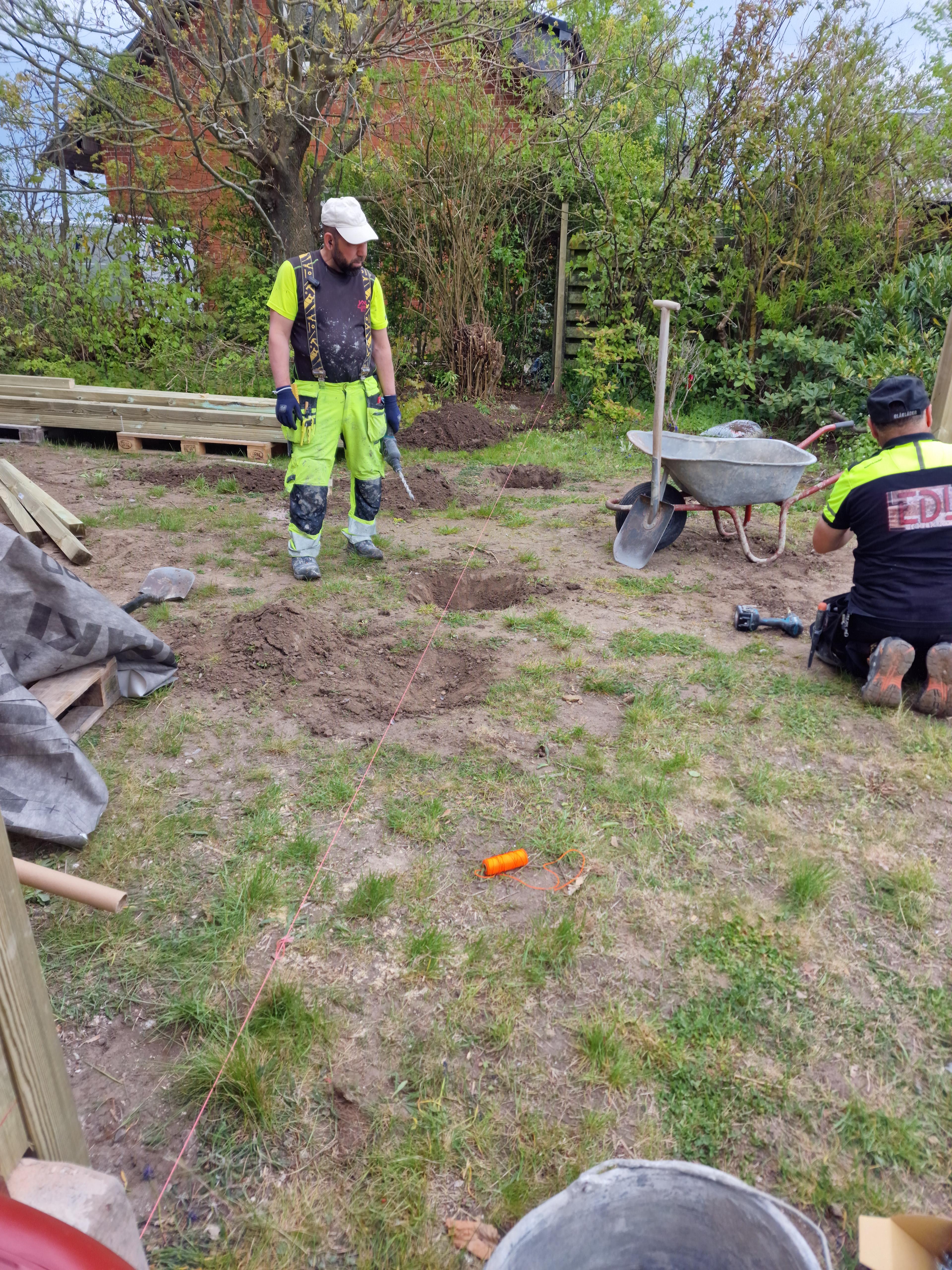 Byggnation av mur med port mellan trädgård och infart i Malmö – projektbild 3 av 25
