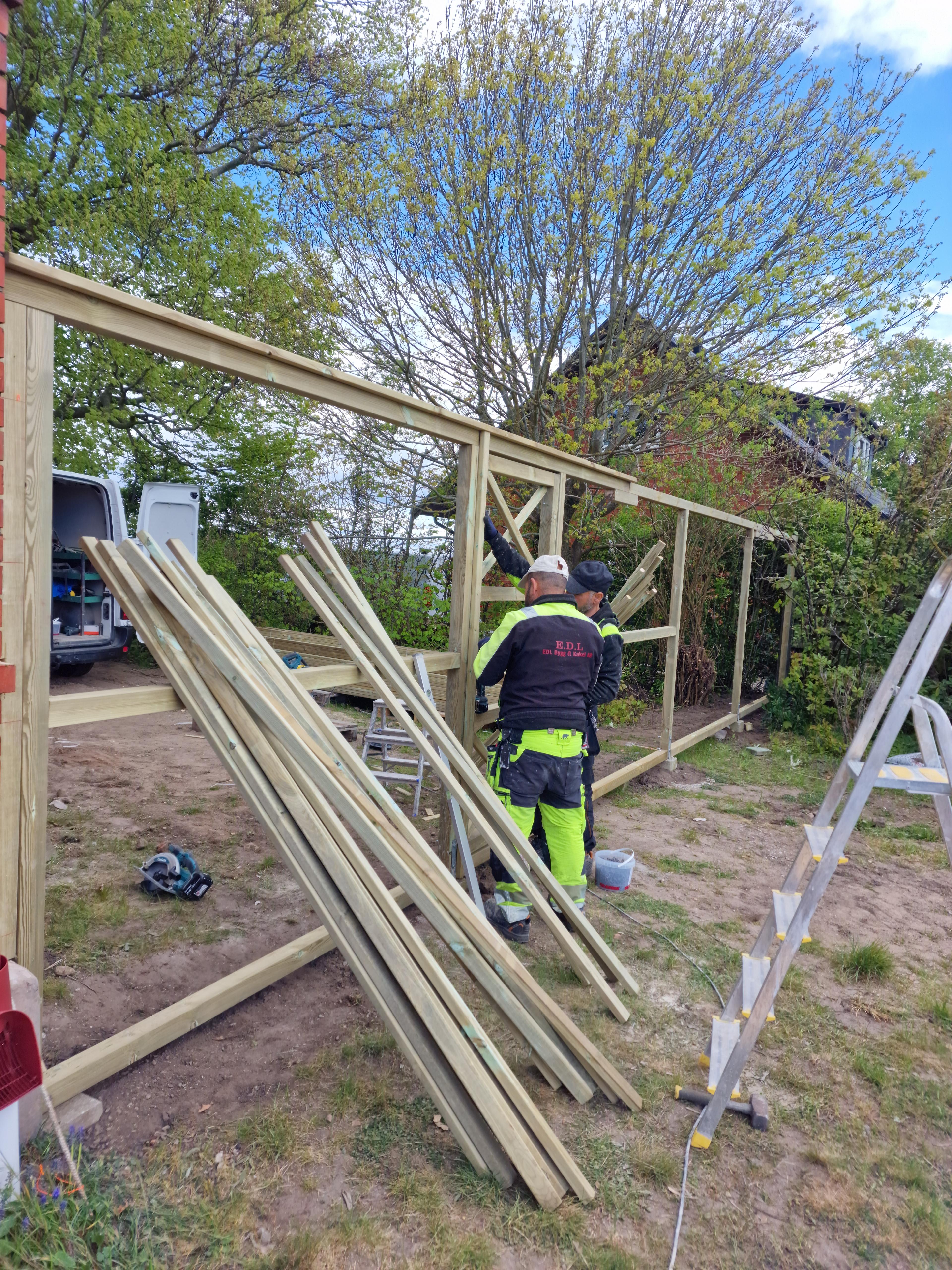Byggnation av mur med port mellan trädgård och infart i Malmö – projektbild 9 av 25