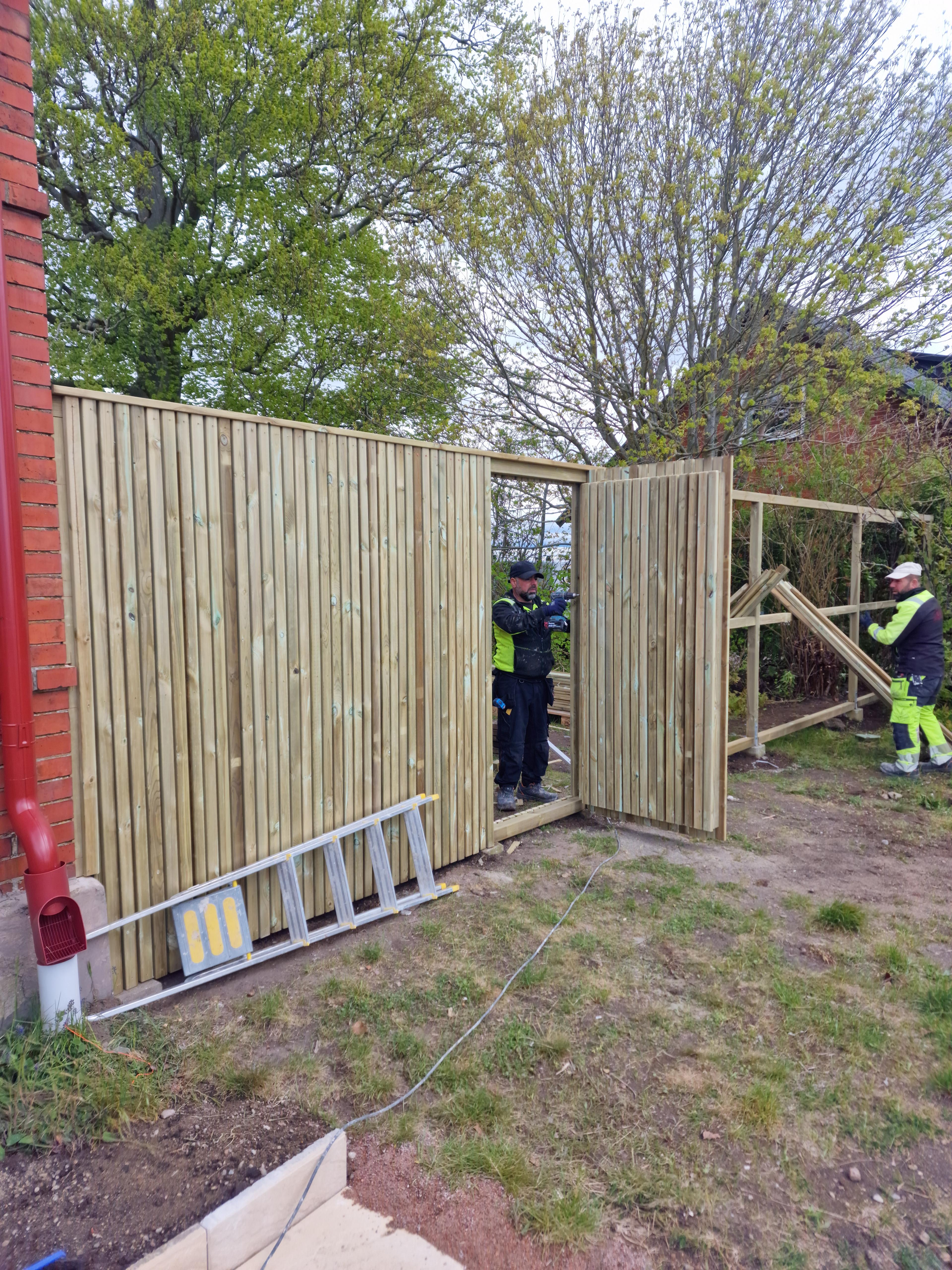 Byggnation av mur med port mellan trädgård och infart i Malmö – projektbild 13 av 25