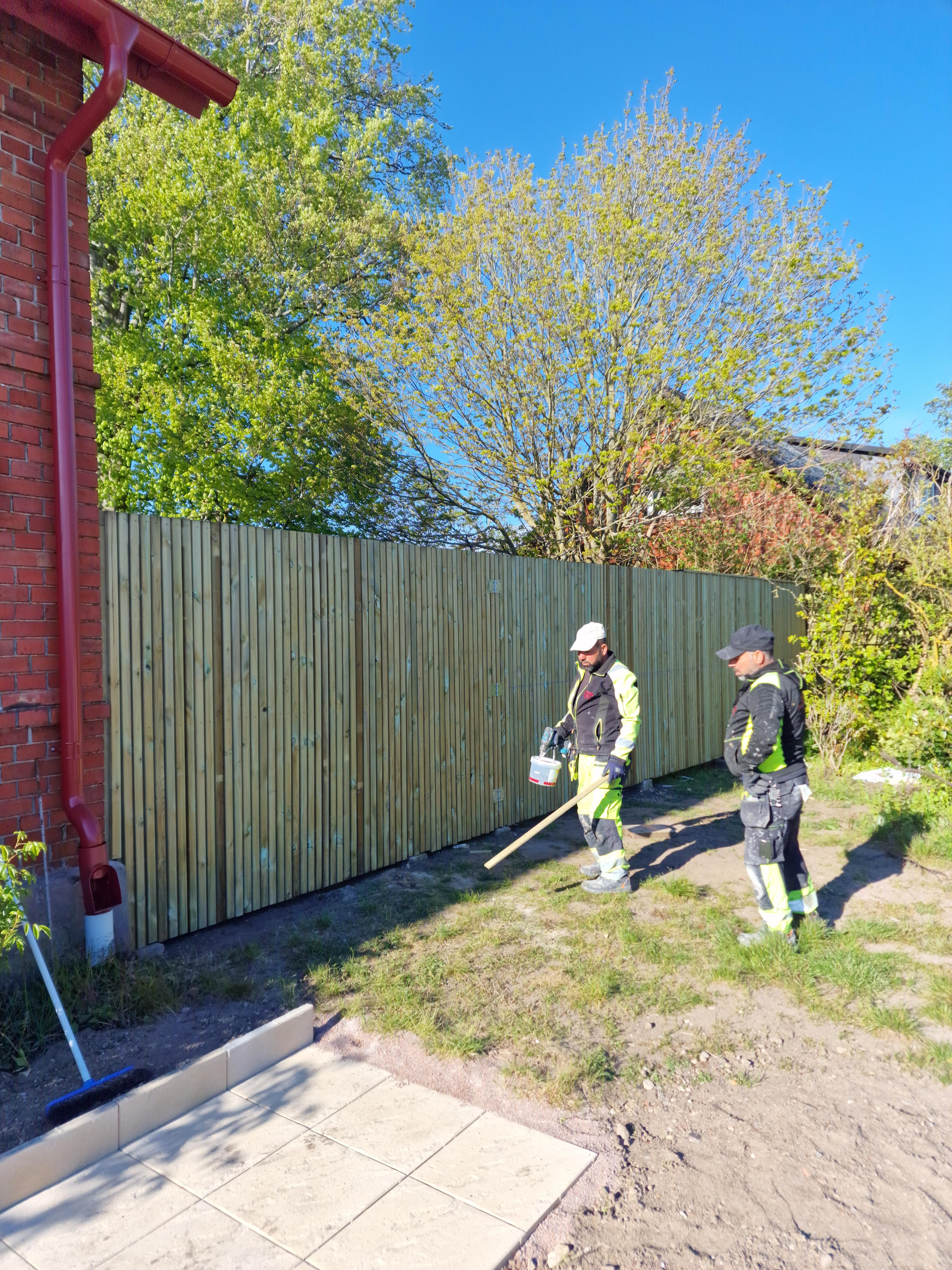 Byggnation av mur med port mellan trädgård och infart i Malmö – projektbild 16 av 25