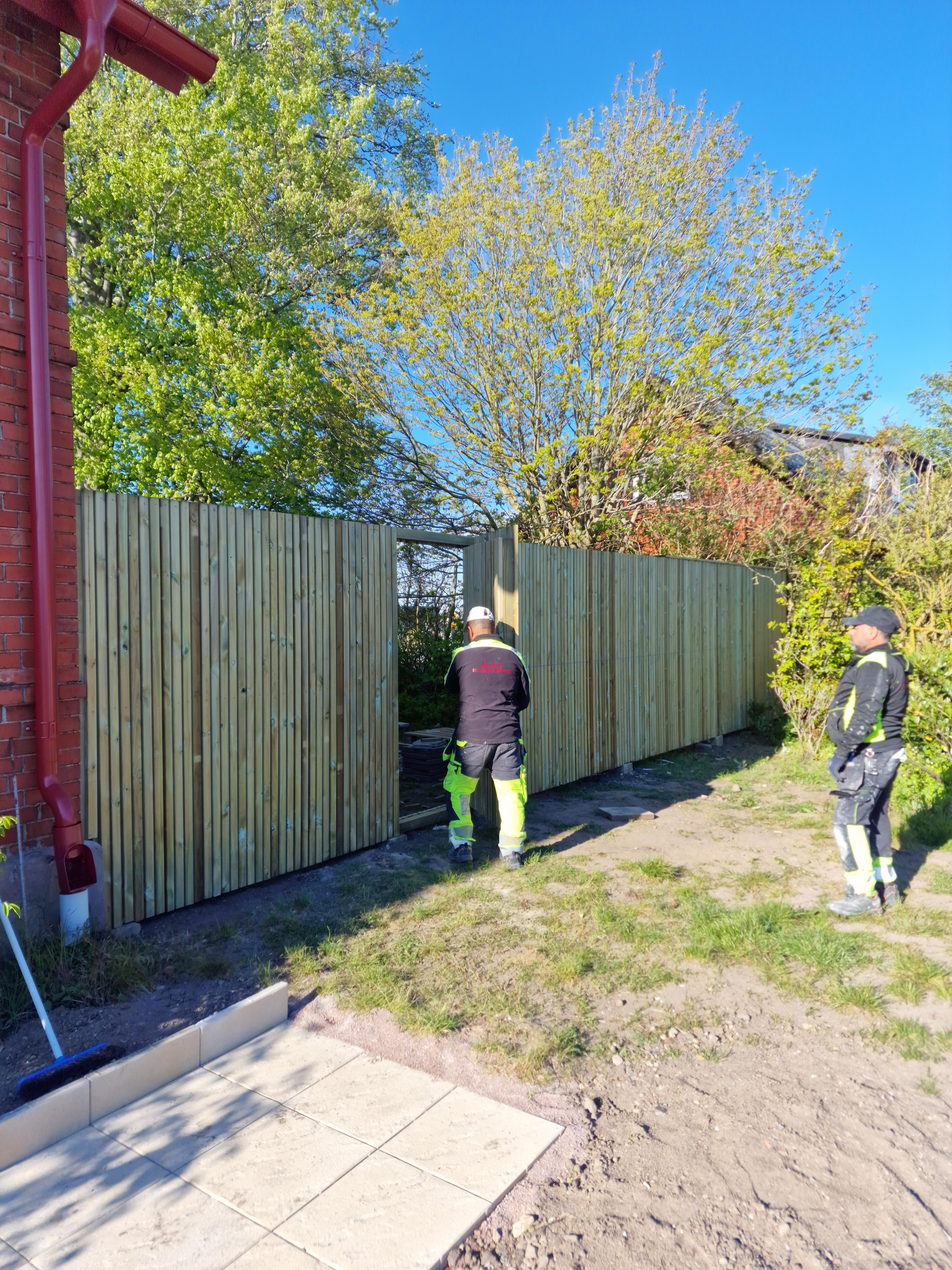Byggnation av mur med port mellan trädgård och infart i Malmö – projektbild 17 av 25