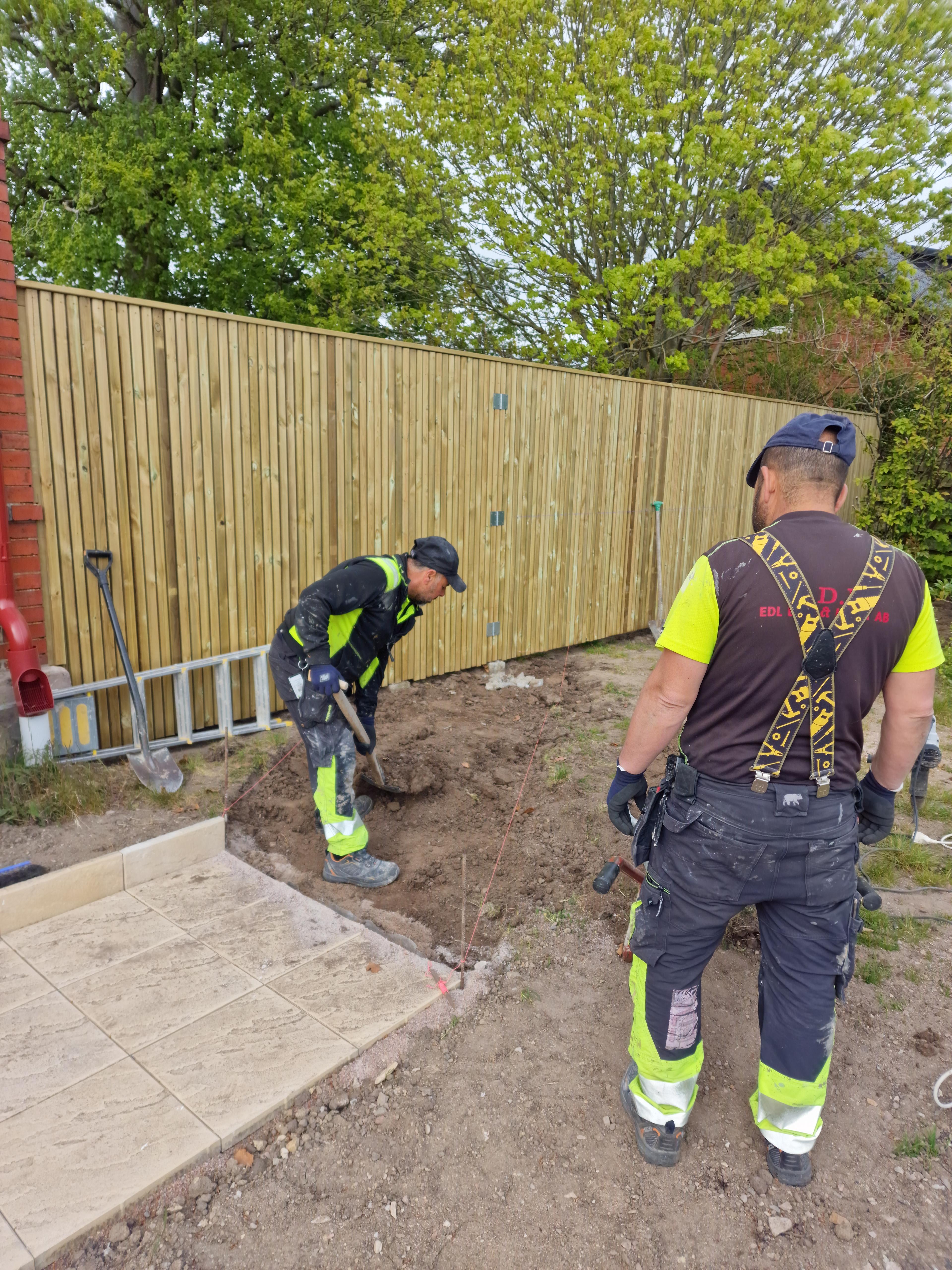 Byggnation av mur med port mellan trädgård och infart i Malmö – projektbild 24 av 25