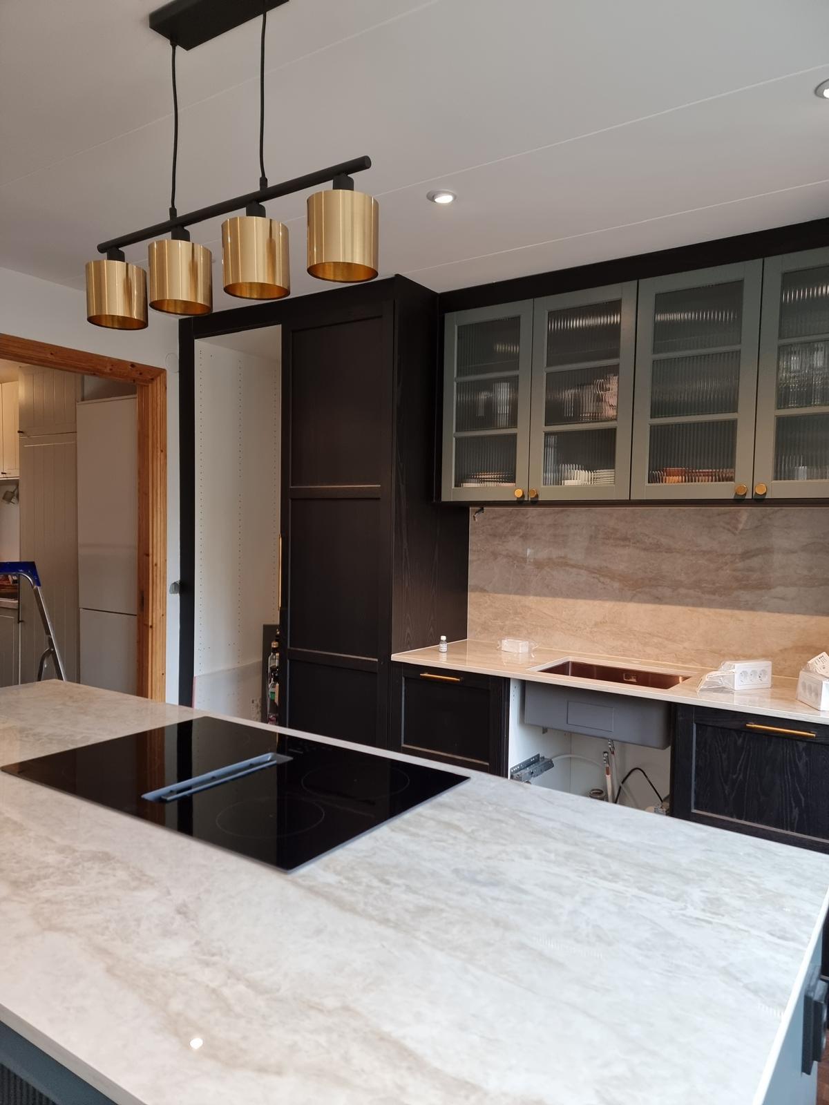 Modernt kök med köksö – totalrenovering